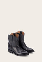 Load image into Gallery viewer, Frye Women BILLY SHORT BLACK/SOFT TUMBLED LEATHER