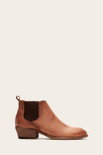 Load image into Gallery viewer, Frye Women CARSON CHELSEA COGNAC/WAXED PULL UP
