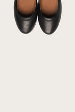 Load image into Gallery viewer, Frye Women CARSON BALLET BLACK/VINTAGE VEG TAN
