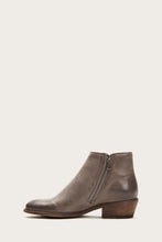 Load image into Gallery viewer, Frye Women CARSON PIPING BOOTIE GRAPHITE/WAXED VEG TAN